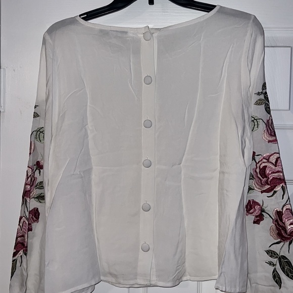 Cupcakes and cashmere nwt women’s top sz small with embroidery on sleeves - Picture 6 of 6